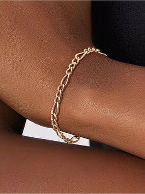 BRAND NEW 18K Gold plated dainty Figaro Link Bracelet
